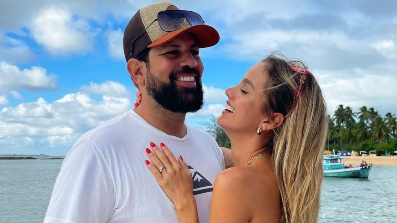 Apaixonados! De férias, Sorocaba posa abraçado com a esposa Biah Rodrigues em clique raro: “Lindos”