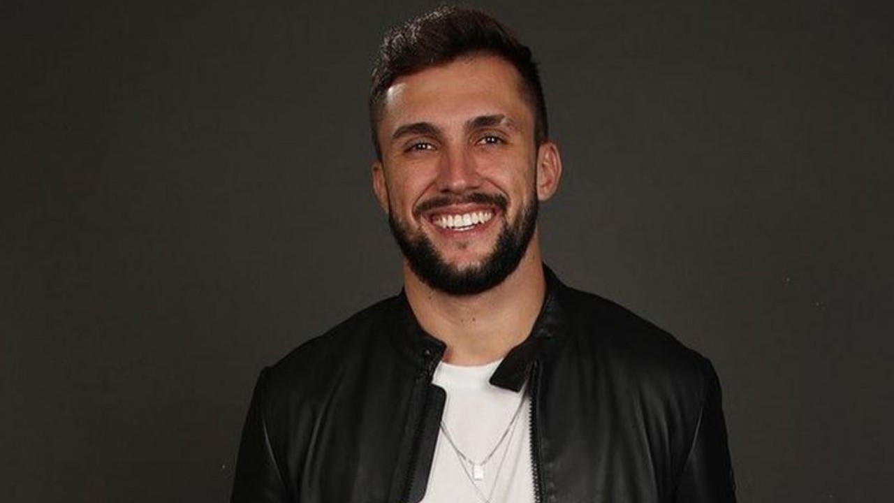 Ex-BBB21 Arthur Picolli tem cartão cancelado e faz apelo nas redes: “Não paguei porque estava no BBB”