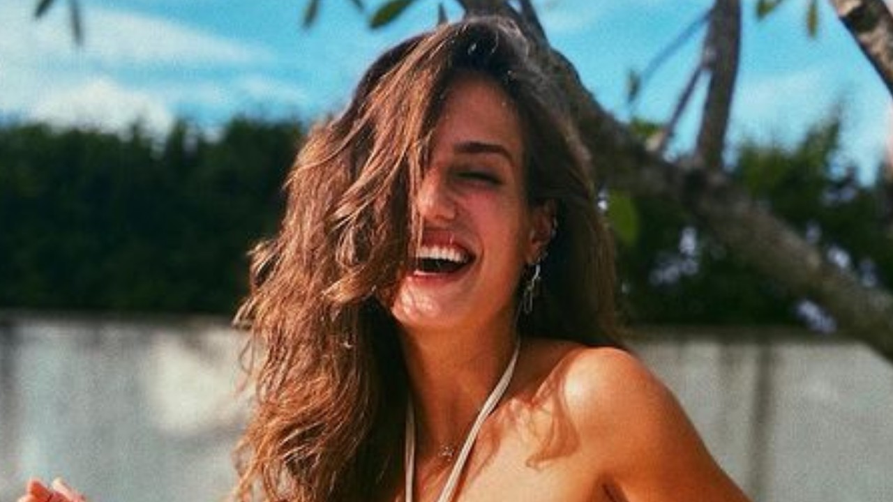 Escândalo! Bruna Griphao usa micro biquíni e rouba a cena ao exibir abdômen desenhado: “Ave Maria”