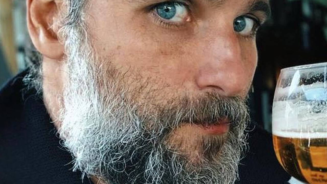 Longe dos filhos, Bruno Gagliasso posa em clique raro com as primas na Espanha: “Família Marques”