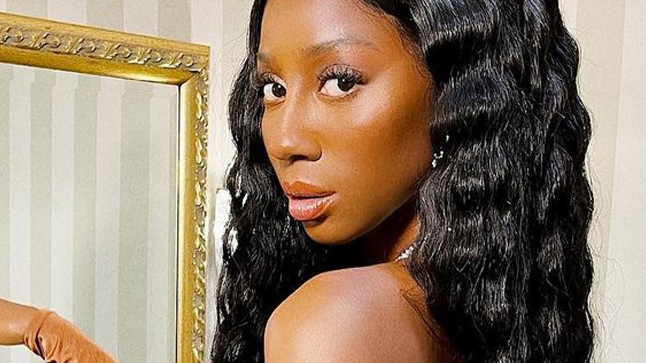 Ex-BBB Camilla de Lucas aposta em vestido aberto e revela estar sem calcinha em look ousadíssimo: “Perfeita”