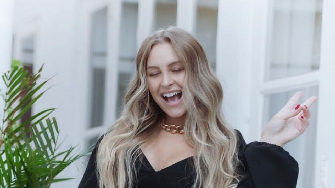 Ex-BBB Carla Diaz causa e compõe look sexy com micro shortinho, top e salto agulha: “Coisinha linda de 1,53”