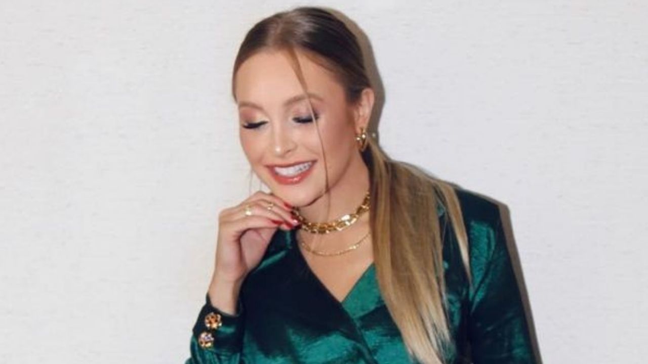 Inshalá! Ex-BBB Carla Diaz ostenta e elege look de R$ 350 mil com acessórios em ouro para programa na Globo
