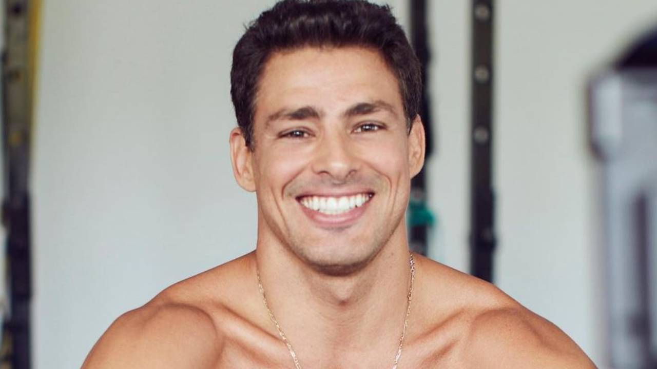 Sem camiseta, Cauã Reymond causa alvoroço na web ao ostentar corpão sarado: “Beleza e gostosura”