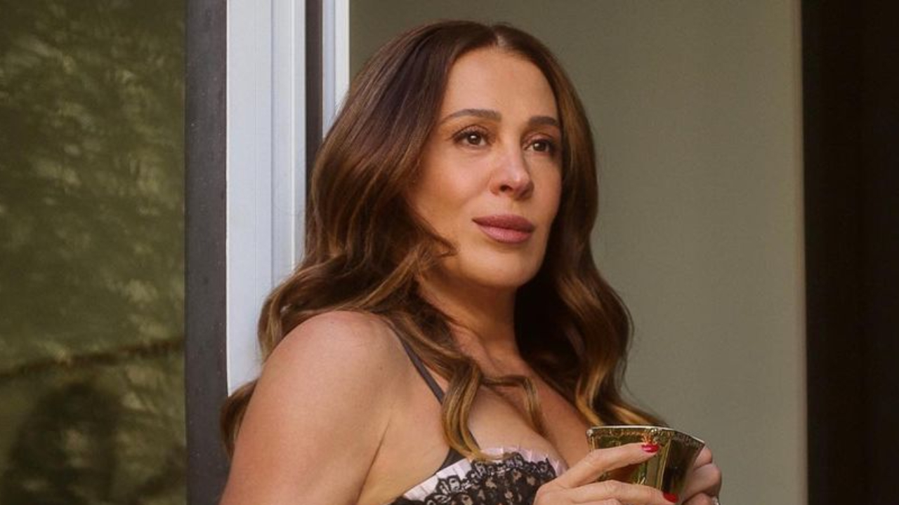 No auge dos 54 anos, Claudia Raia ostenta abdômen trincado em clique de lingerie: “Perfeição existe”