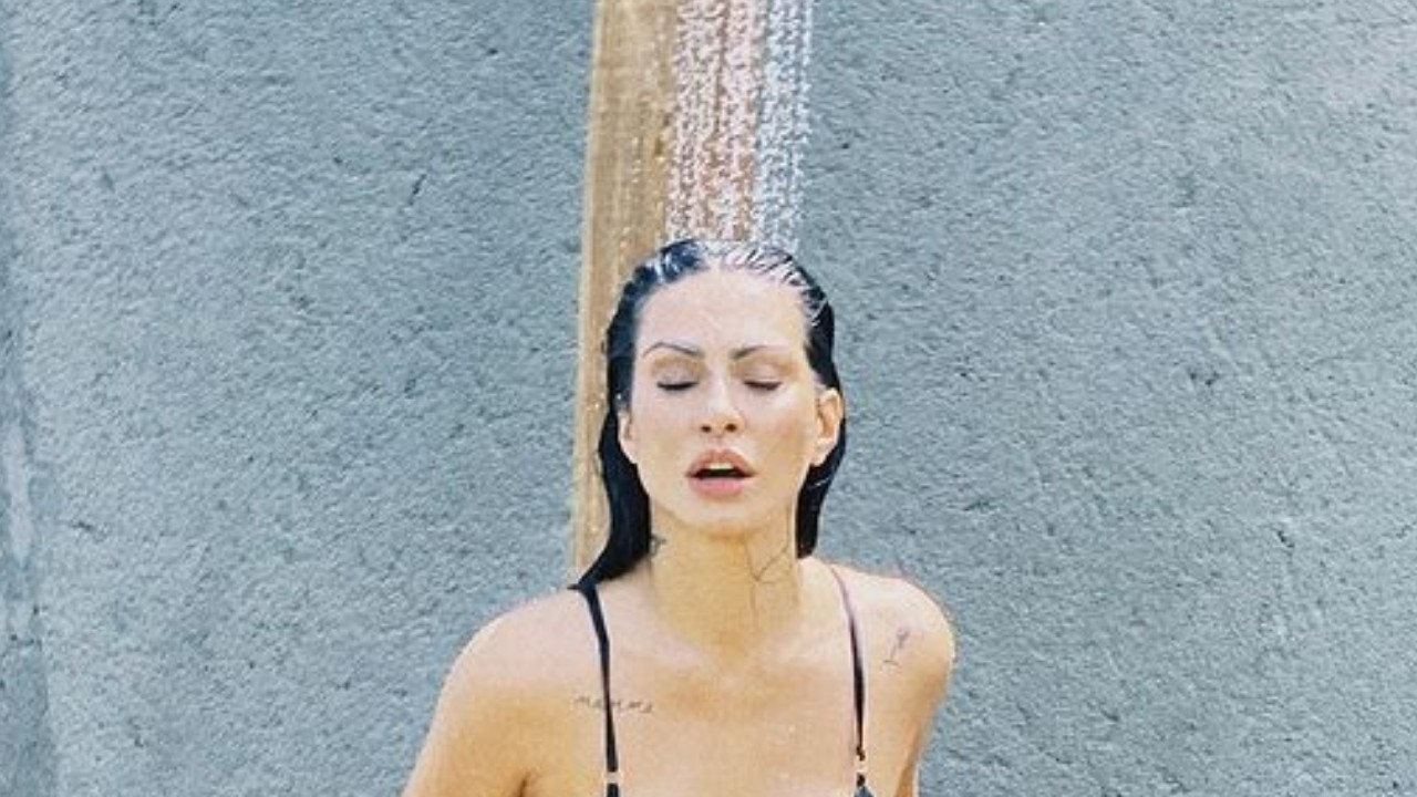 Em publicação atrevida, Cleo Pires surge usando biquíni cavadíssimo ostentando corpo sensual: “Gata, molhada”