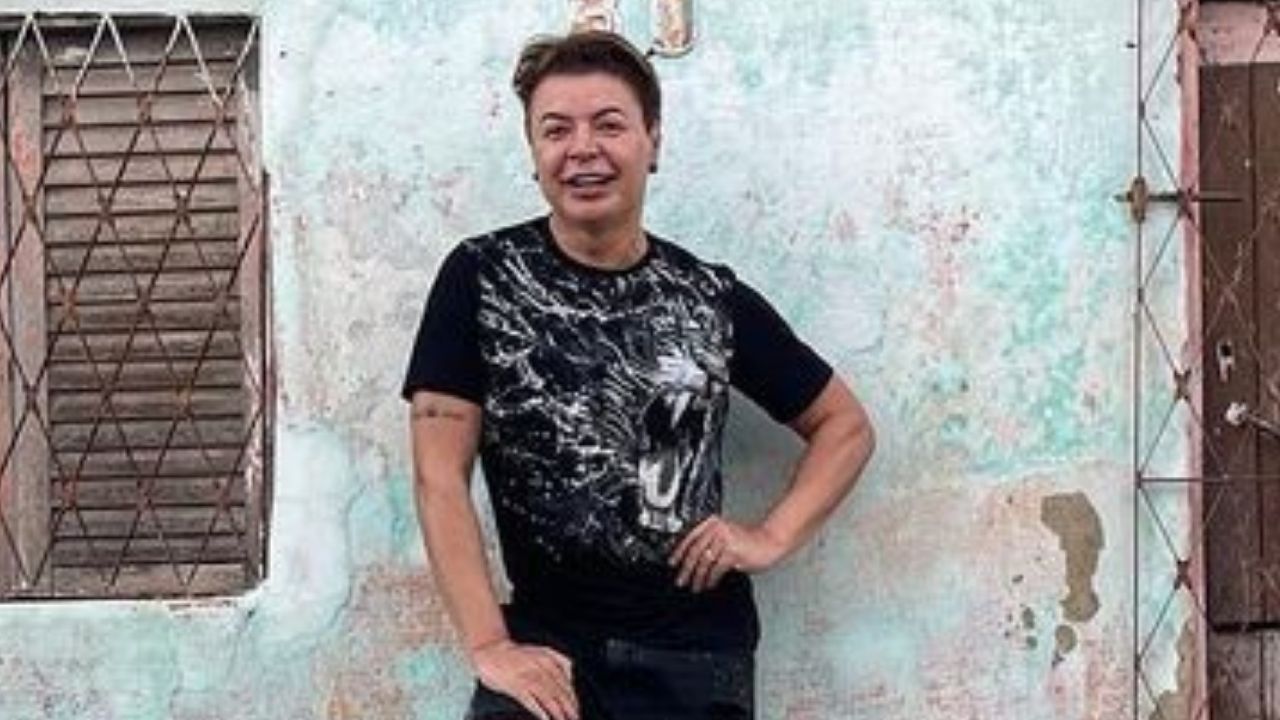 David Brazil publica foto do casebre em que morava com a família antes da fama: “Eu dormia em cima da mesa”