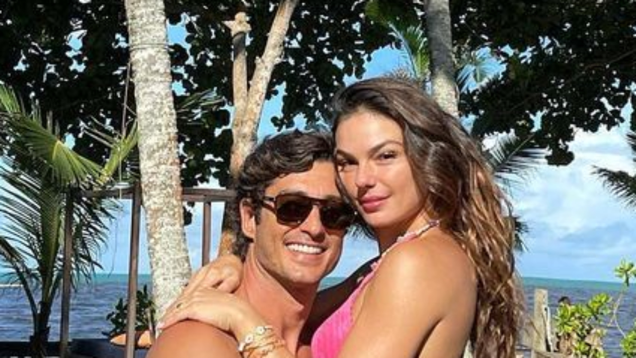 De biquíni, Isis Valverde surge no colo do maridão gato e protagoniza clique picante: “Que casal!”