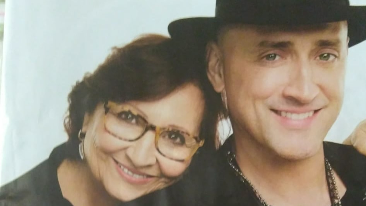 Mãe de Paulo Gustavo, Déa Lúcia se emociona com homenagens feitas ao filho em Niterói: ”Merece tudo”