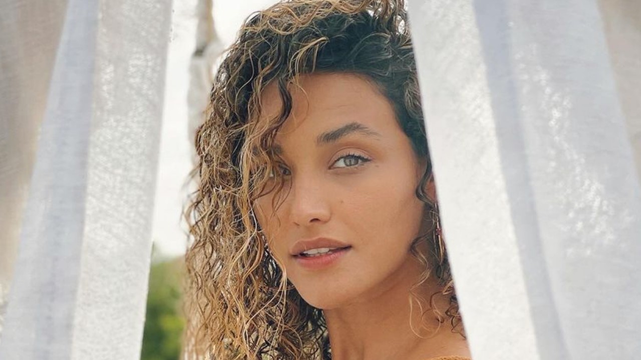 Débora Nascimento exibe beleza rara em registro à beira-mar e atrai os holofotes: “É linda de verdade”