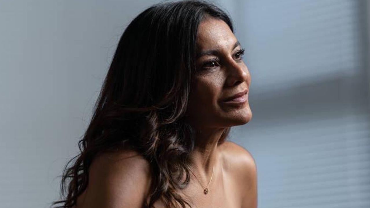 Dira Paes compartilha foto pensativa e faz campanha a favor da imunização: “Vacina para todos”