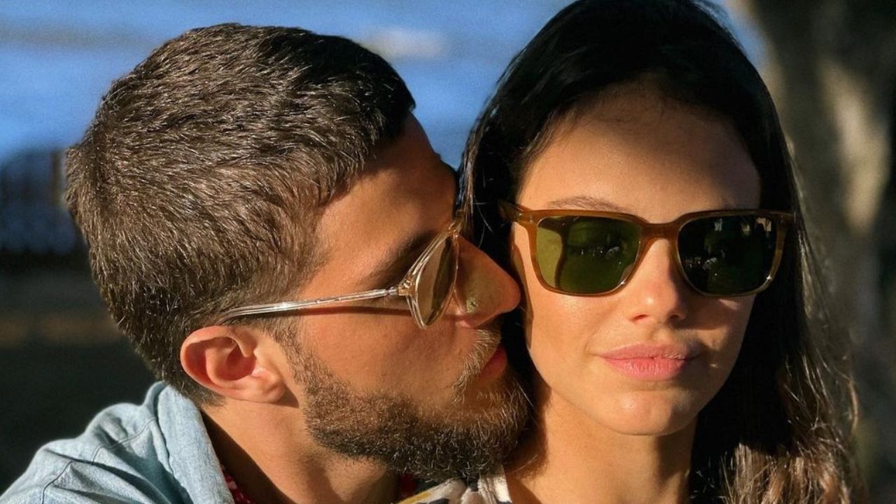 Em clique com a esposa Laura Neiva, Chay Suede se declara e web morre de amores: “Meta de relacionamento”