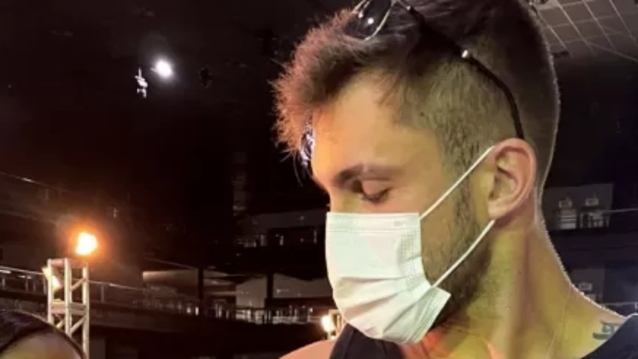 Aos 26 anos, ex-BBB Arthur Picoli recebe primeira dose da vacina contra Covid-19: ”Felicidade gigantesca”