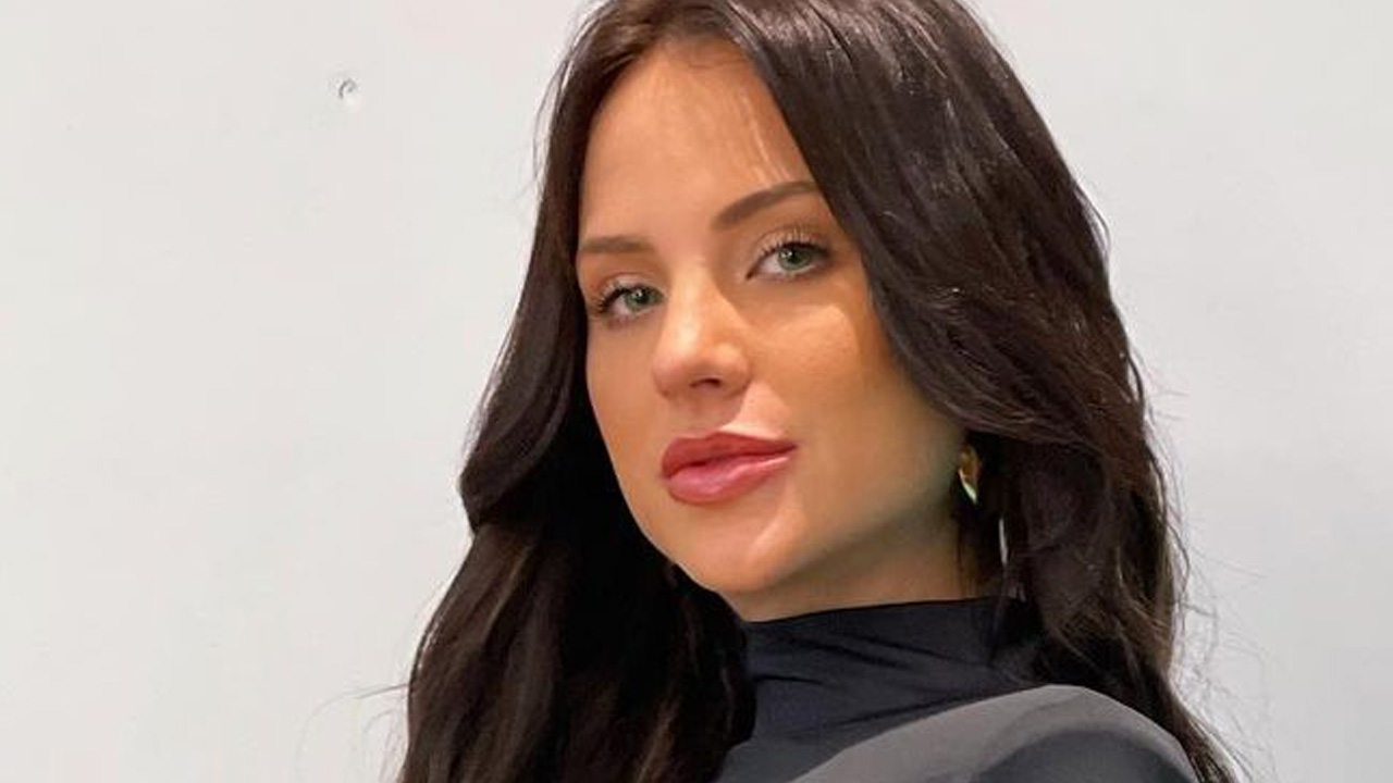 Ex-BBB Gabi Martins dispensa roupas de baixo e posa com vestido fendado até a cintura: “Deslumbrante”