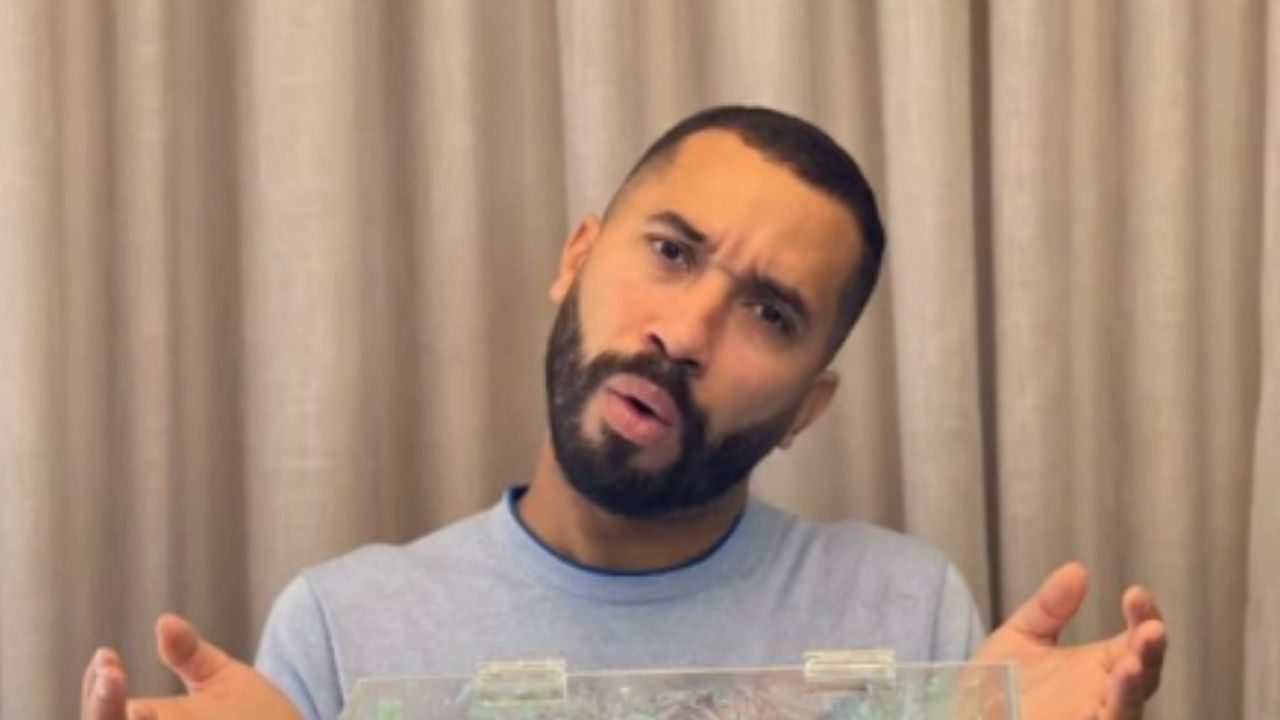 Tadinho! Ex-BBB Gilberto cai em pegadinha de tatuagem fake mas não perde o humor: “Achei cachorrada”
