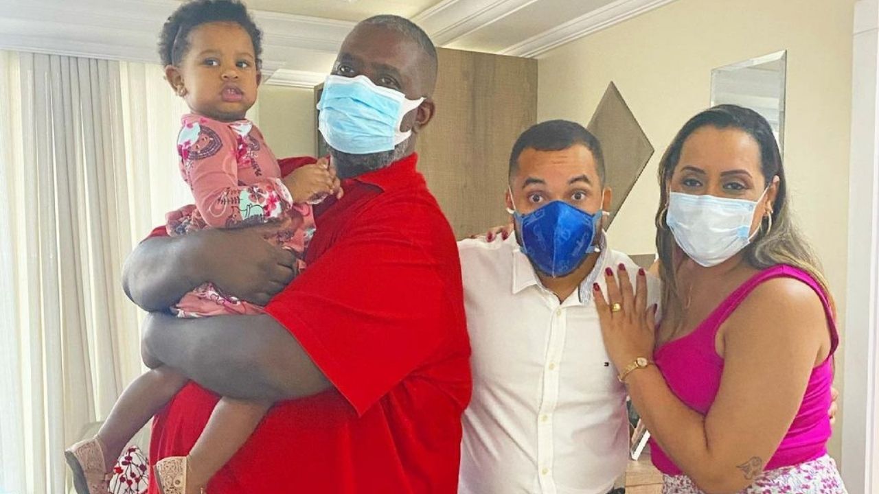Ex-BBB Gilberto encontra Péricles e o cantor afirma que ele já é novo integrante da família: “Nossa casa é sua também”