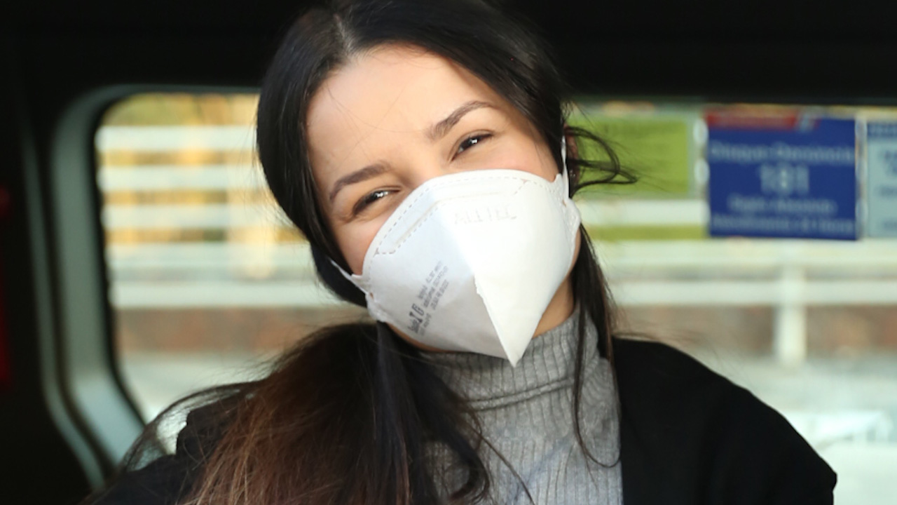 Ex-BBB Juliette Freire deixa operação de segurança de lado e atende fãs em aeroporto de São Paulo