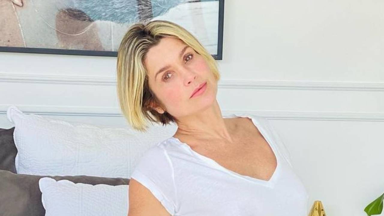 Flávia Alessandra dispensa parte de baixo, deixa pernões em evidência e agita a web: “Otaviano tem sorte”