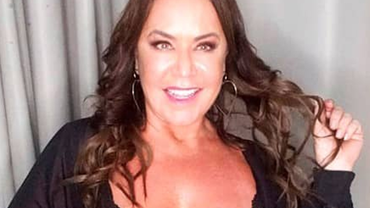 Aos 56 anos, Flor Fernandes causa ao posar de lingerie sensual e deixa claro: “Sem filtro e nem edição”