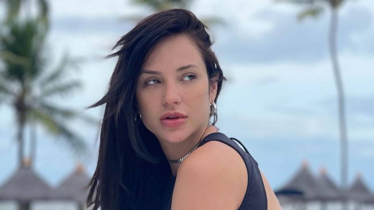 Ex-BBB Gabi Martins puxa a bordinha do maiô e deixa tattoo íntima em evidência: “Corpão dos sonhos”