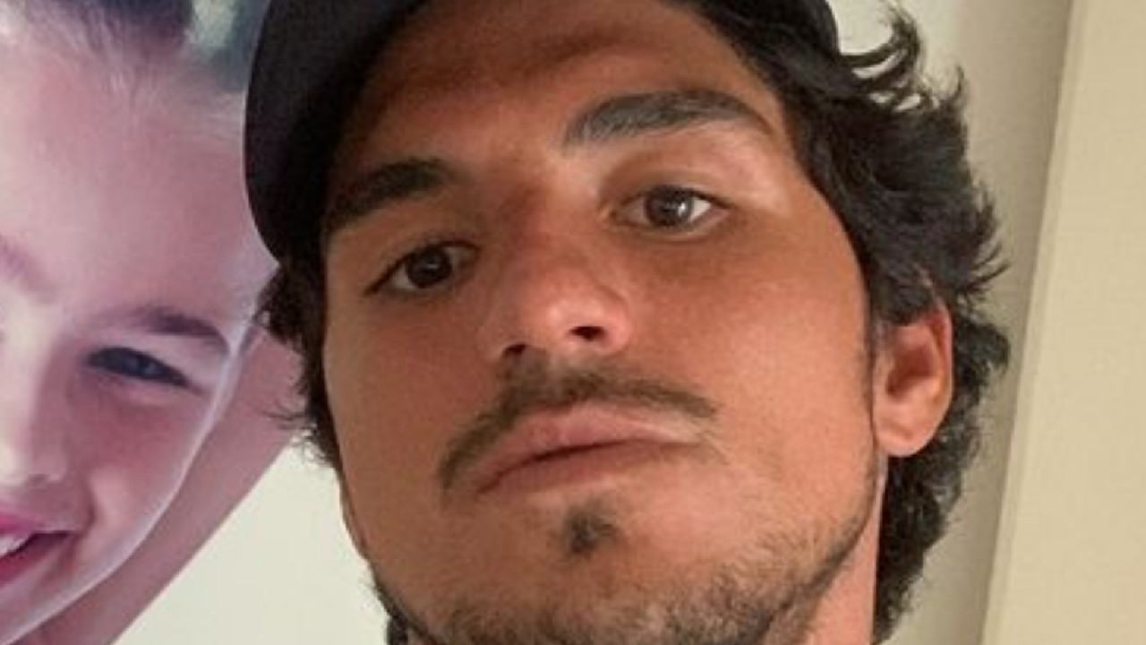 Apaixonado, Gabriel Medina posa ao lado de registro da infância de sua esposa, Yasmin Brunet: “Neném mais linda”