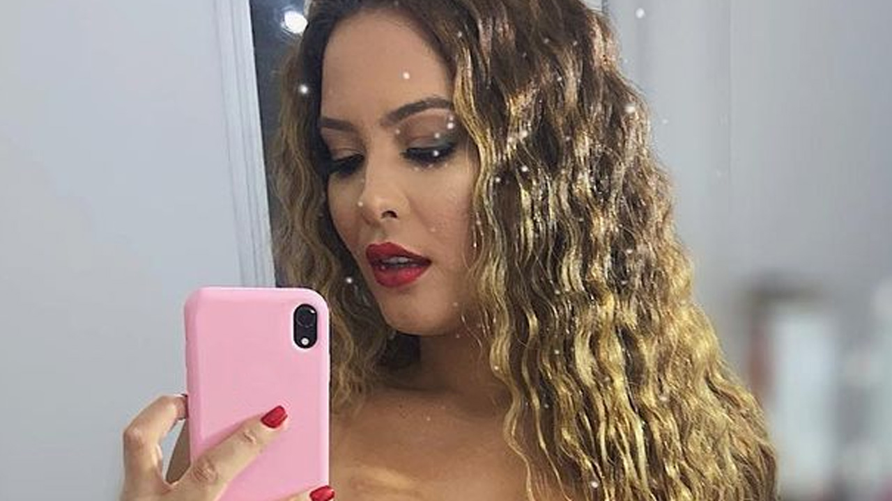 Escapou? Geisy Arruda posa com lingerie transparente e detalhe chama atenção: “Não cabe na calcinha”