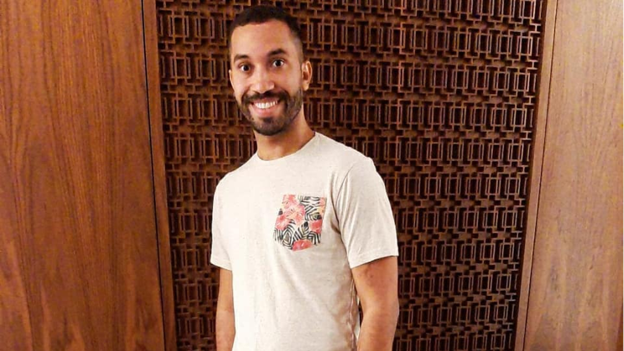 Após ataques homofóbicos, ex-BBB Gil anuncia que irá lançar livro: ”Ato de resistência”