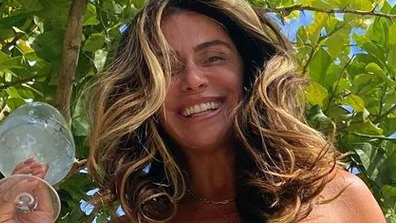 Aos 45 anos, Giovanna Antonelli causa ao usar biquíni sem alças e mostra abdômen sarado: “Como é ser perfeita assim?”