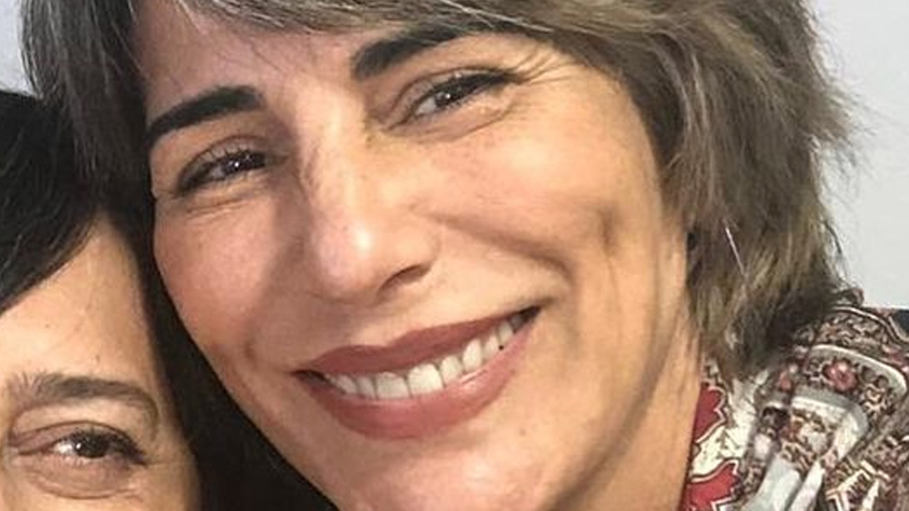 Em clique raríssimo, Gloria Pires posa com a irmã e semelhança impressiona seguidores: “Irmã, mãe e amiga”