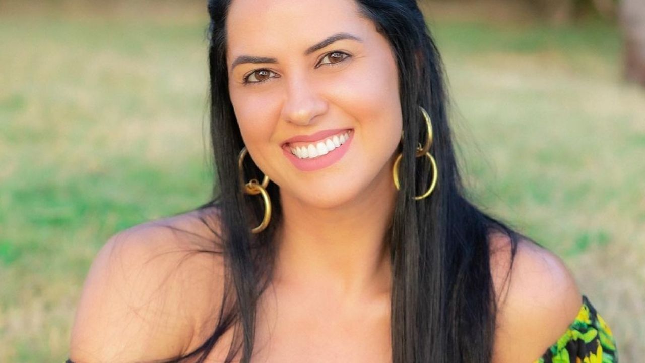 Graciele Lacerda posa de blusa ciganinha sem sutiã em clique sensual na fazenda de Zezé di Camargo: “Bicho solto”