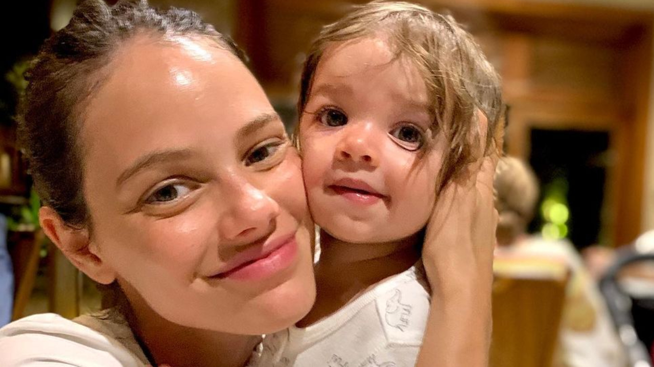 Na segunda gestação, Laura Neiva exibe barriguinha tímida e ganha carinho da filha: “Que fofura!”