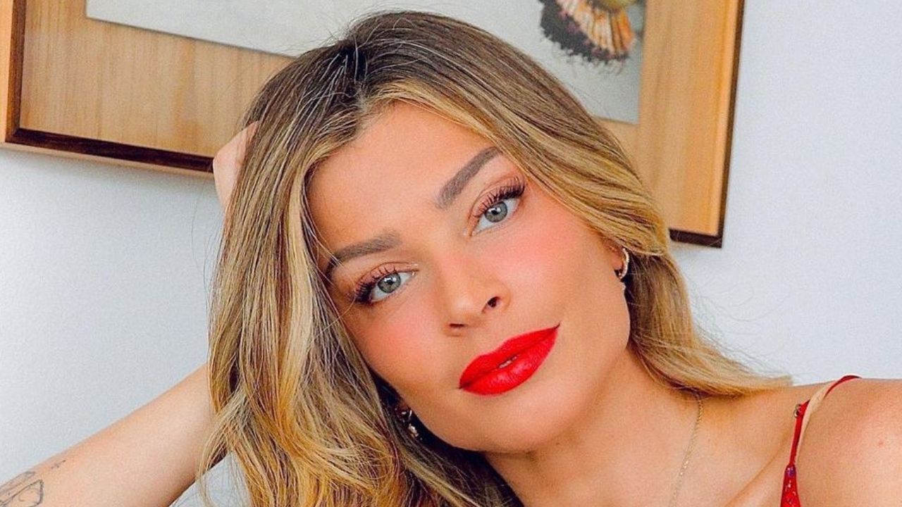 Grazi Massafera abusa da sensualidade com decote ‘generoso’ e batom vermelho: “Que perfeição”