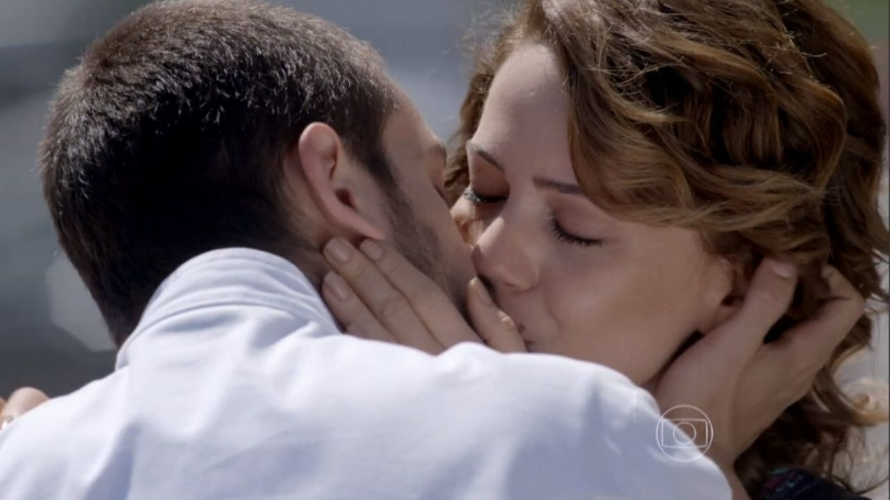 Império: Cristina e Vicente são flagrados aos beijos por Fernando: “Já desconfiava”
