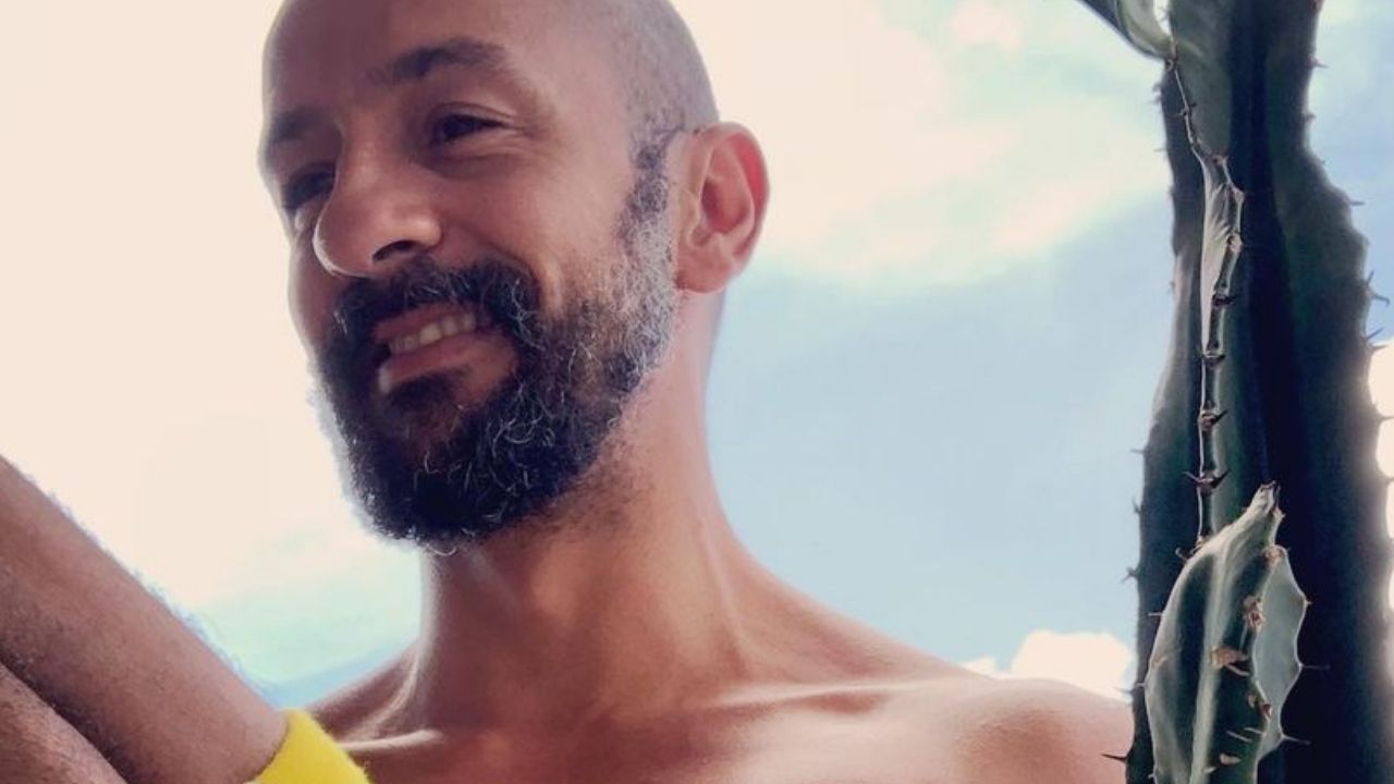 Casado e feliz, Irandhir Santos mostra apartamento luxuoso em que vive ao lado do marido: “Coisa mais linda”