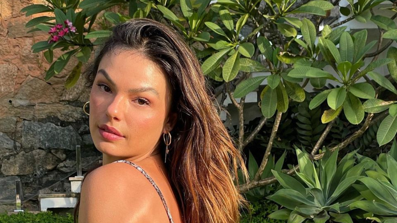 Isis Valverde surge em momento de lazer junto do filho e fãs se derretem: ”Que lindos”