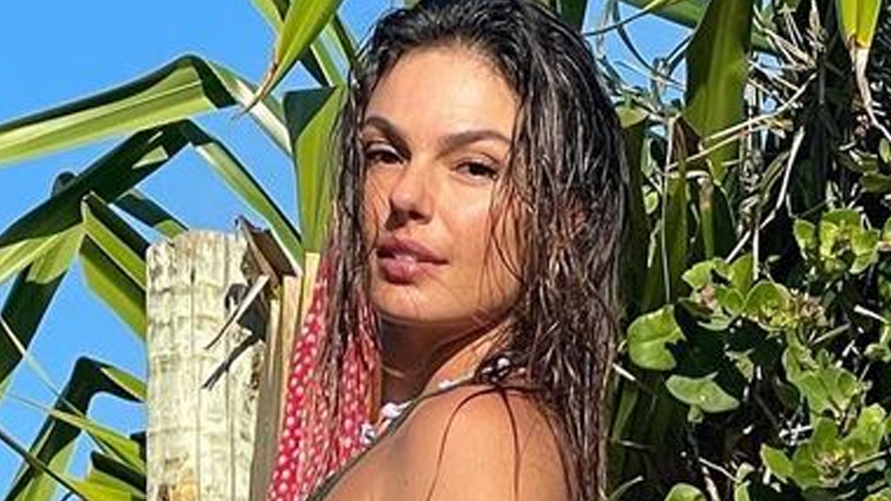 Amazona sensual? Isis Valverde cavalga de biquíni e seguidores fazem comparação curiosa: “Remake de Emanuelle?”
