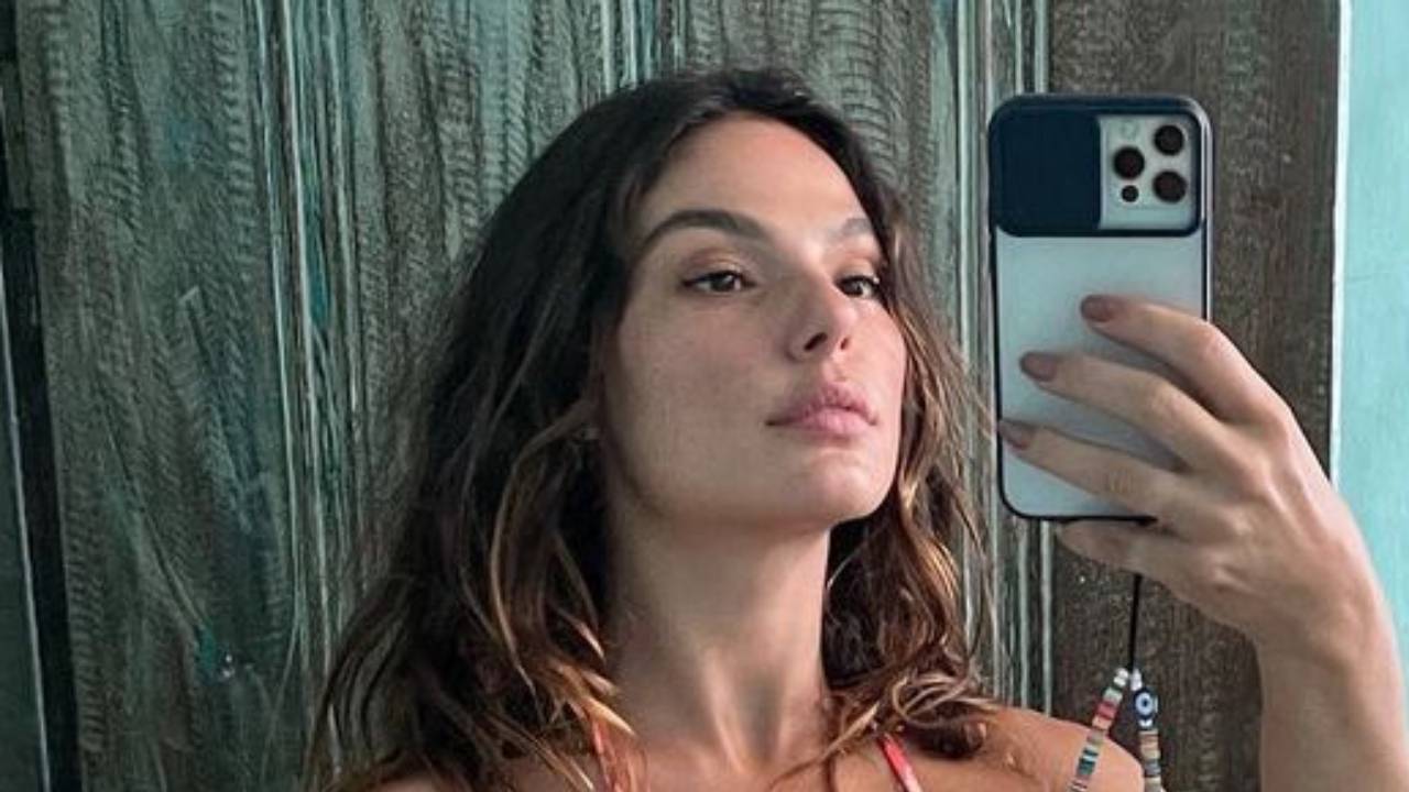 Isis Valverde posa com biquíni fininho em frente ao espelho e seguidores vão à loucura: “Sua beleza é um vício”
