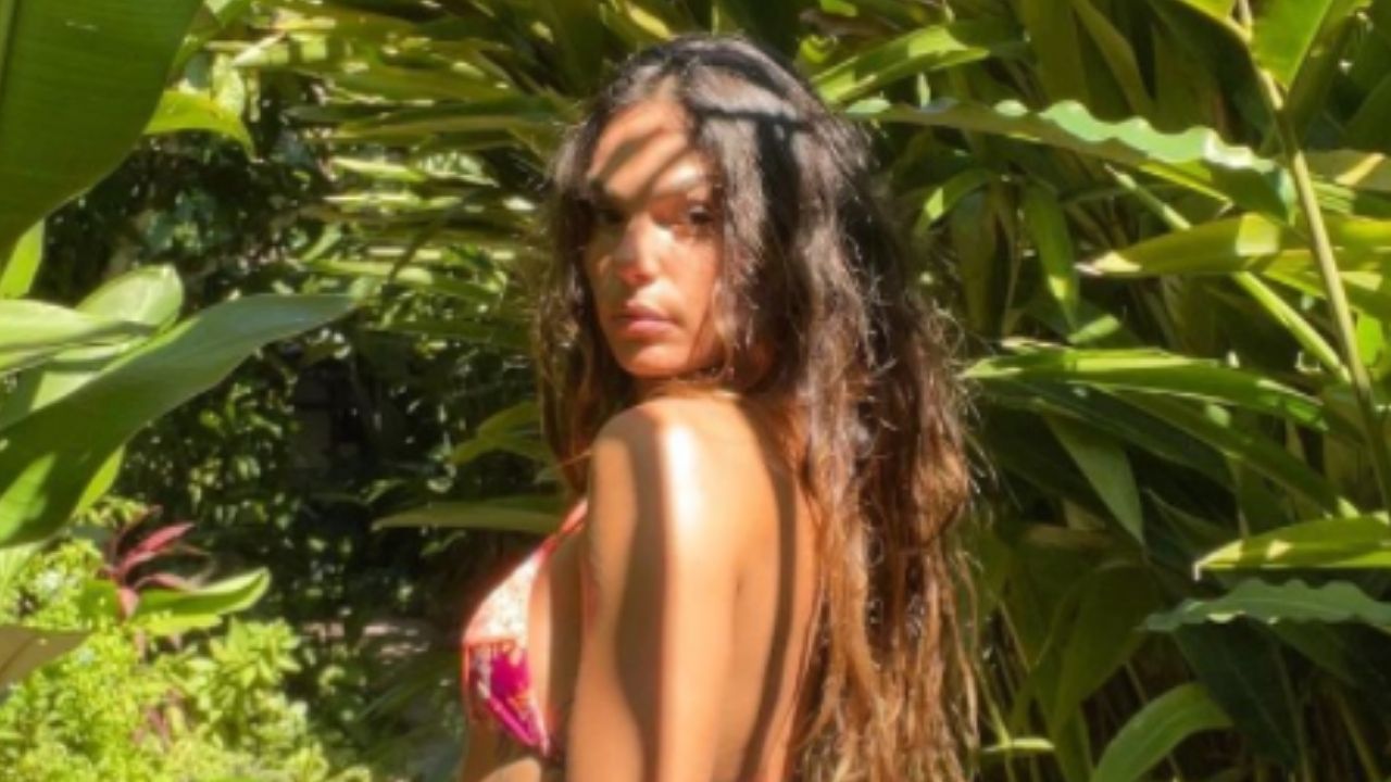 Toda natural, Isis Valverde eleva a temperatura de biquíni para se despedir da Bahia: “Coração baiano”