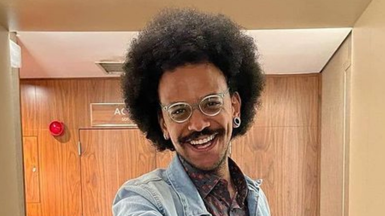Desapegado, ex-BBB João Luiz radicaliza e raspa barba e bigode: “Às vezes não fico me reconhecendo”