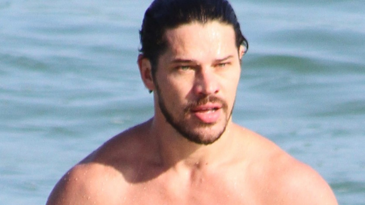 José Loreto atrai olhares ao desfilar corpo musculoso de sunguinha preta em praia do Rio de Janeiro