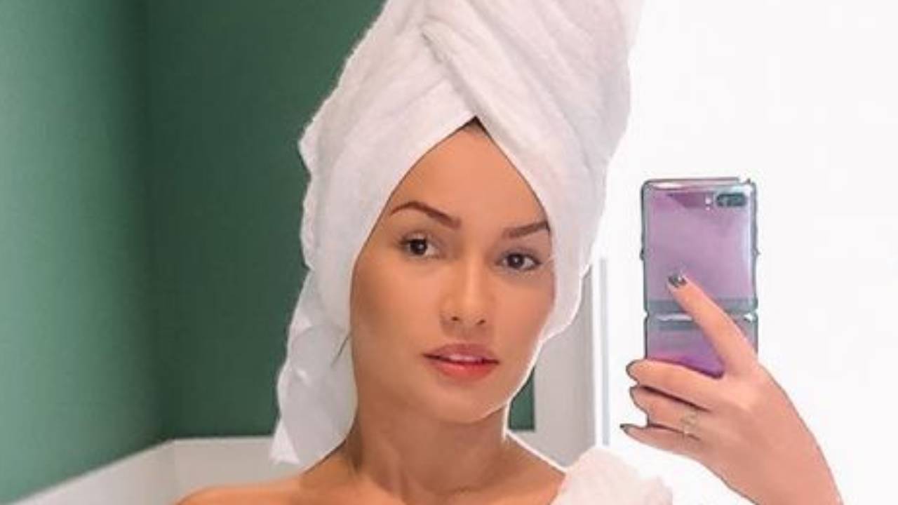 Sem lingerie, ex-BBB Juliette Freire deixa roupão escorregar e sensualiza na web: “A mais linda do Brasil”