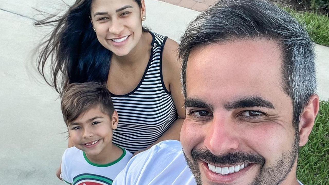 Que fofura! Kaká Diniz flagra sorriso especial da filha e exalta momento: “Amor pela minha família”