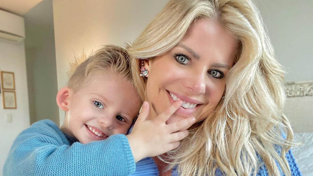 Em relato comovente, Karina Bacchi diz que nascimento do filho foi um milagre: ”Promessa concretizada”