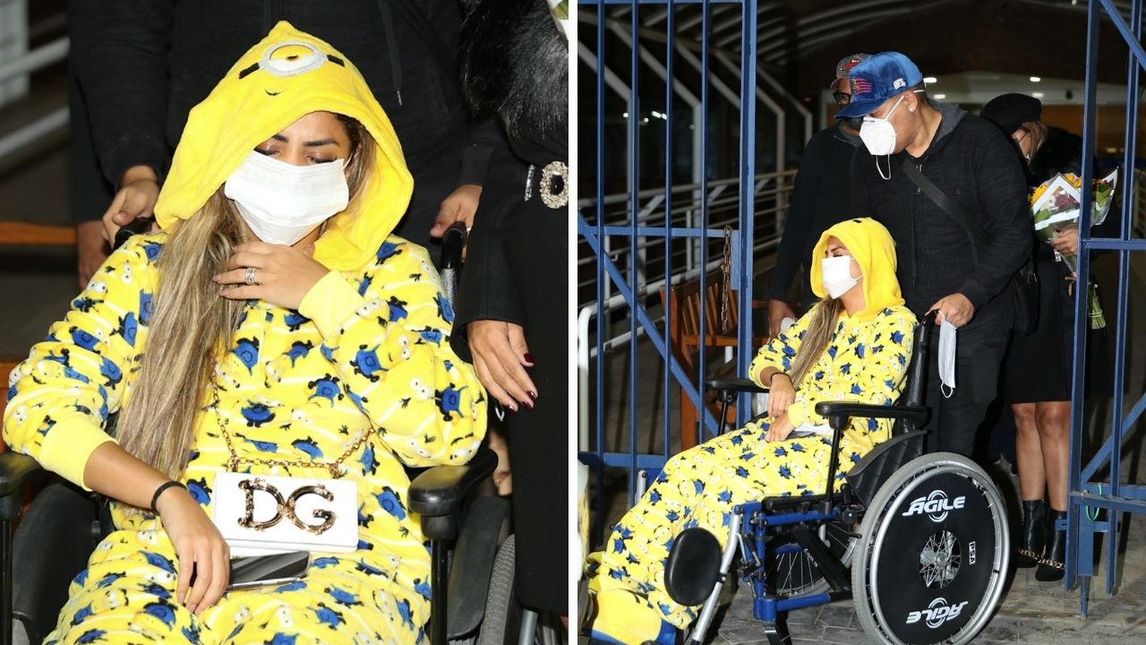 Emocionada, Lexa não segura as lágrimas ao deixar hospital em cadeira de rodas após passar por cirurgia de emergência