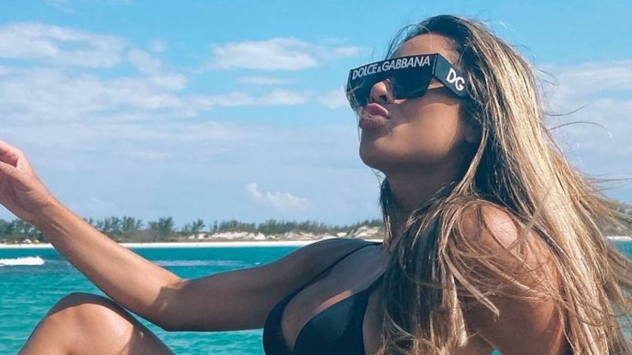 Lexa eleva a temperatura da web ao posar só de biquíni e exibir barriga sarada: “Um mulherão desse”