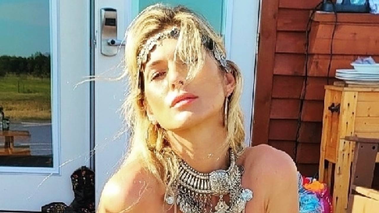 Lívia Andrade aposta em biquíni bege e atiça imaginação dos internautas: “Achei que estava pelada”