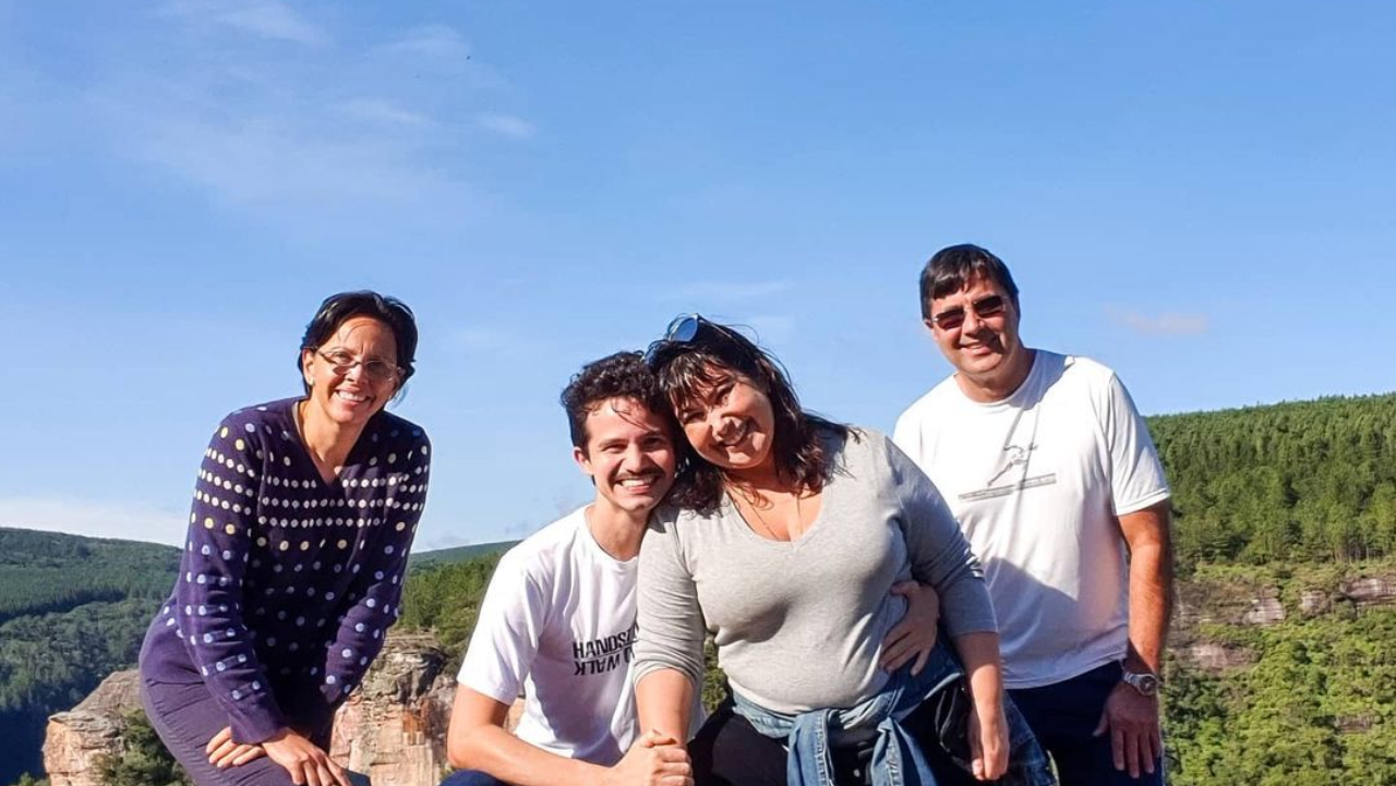 Após dois anos sem ver o pai, Mariana Xavier tem reencontro emocionante: ”800 km de estrada”