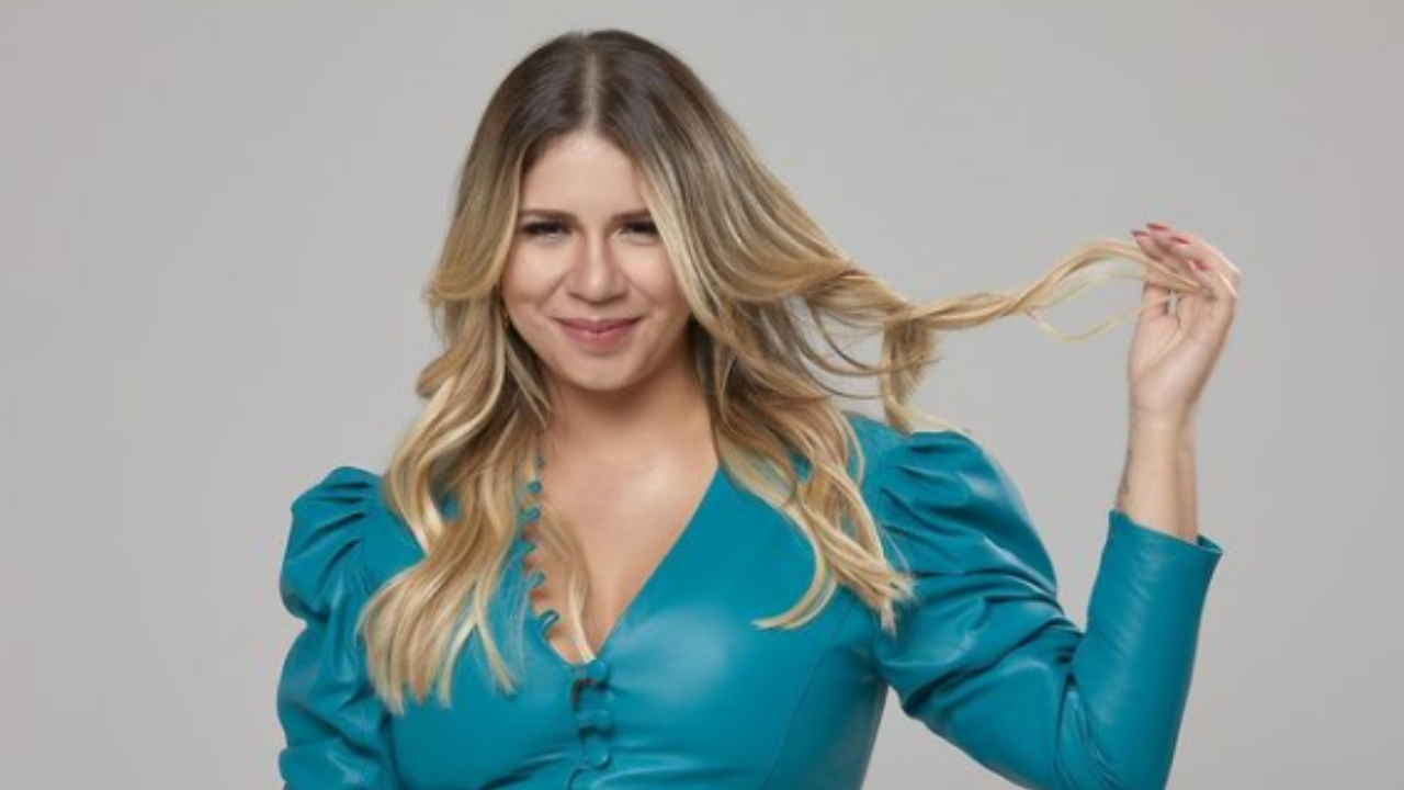 Após anunciar live, Marília Mendonça posta clique e brinca com nervosismo: “Arrancando os cabelos de ansiedade”