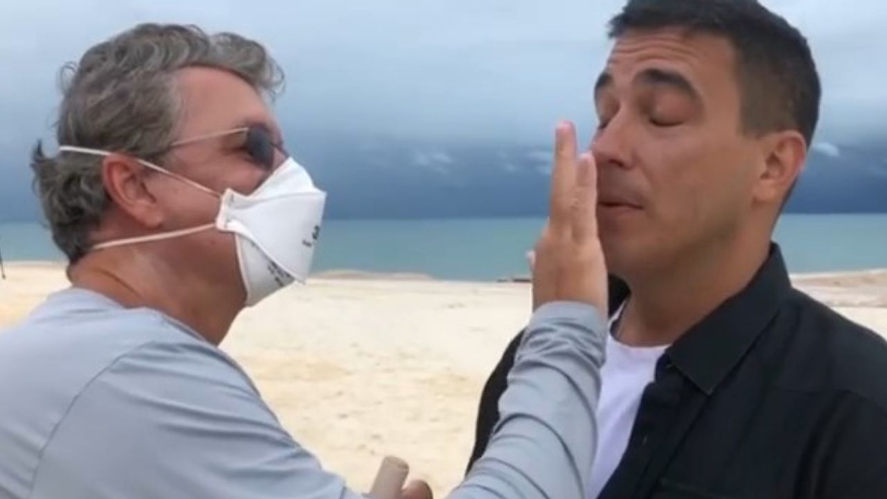 Nos bastidores de No Limite, Boninho maquia André Marques e recebe elogios do apresentador: “Mãozinha dele tá luxo”