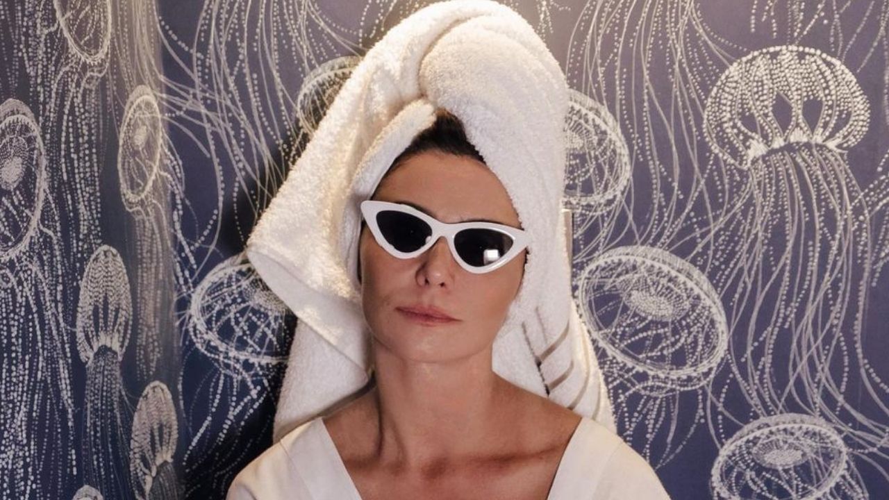 Ousada! Só de toalha e roupão, Giovanna Antonelli faz clique inusitado e mostra pernas estonteantes: “Eu ouvi sexta-feira?”